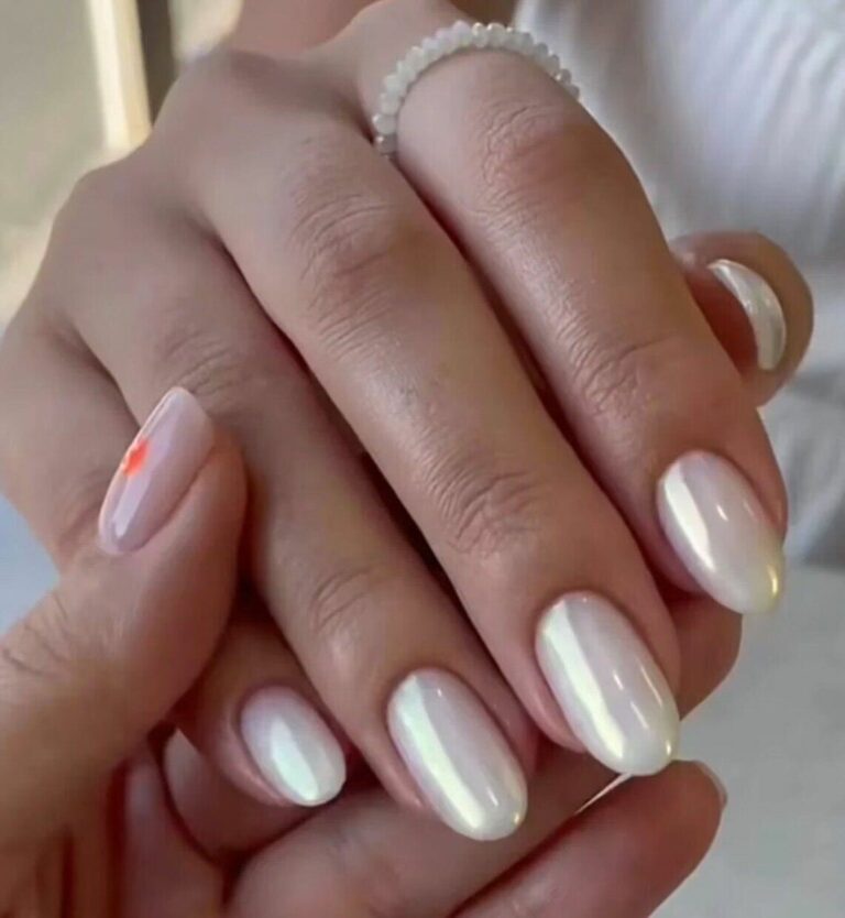 Effet chrome ongles : le secret pour une manucure ultra-brillante et tendance 2 effet-chrome-ongles-application